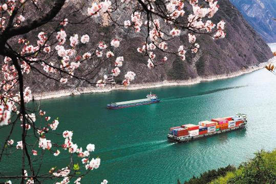 River cleaners keep Yangtze waters clear